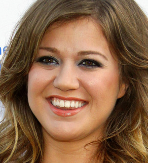 Kelly Clarkson hesitated before giving song to One Direction