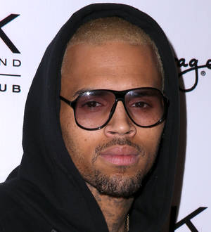Chris Brown shoots hoops at New York basketball court | Young Hollywood