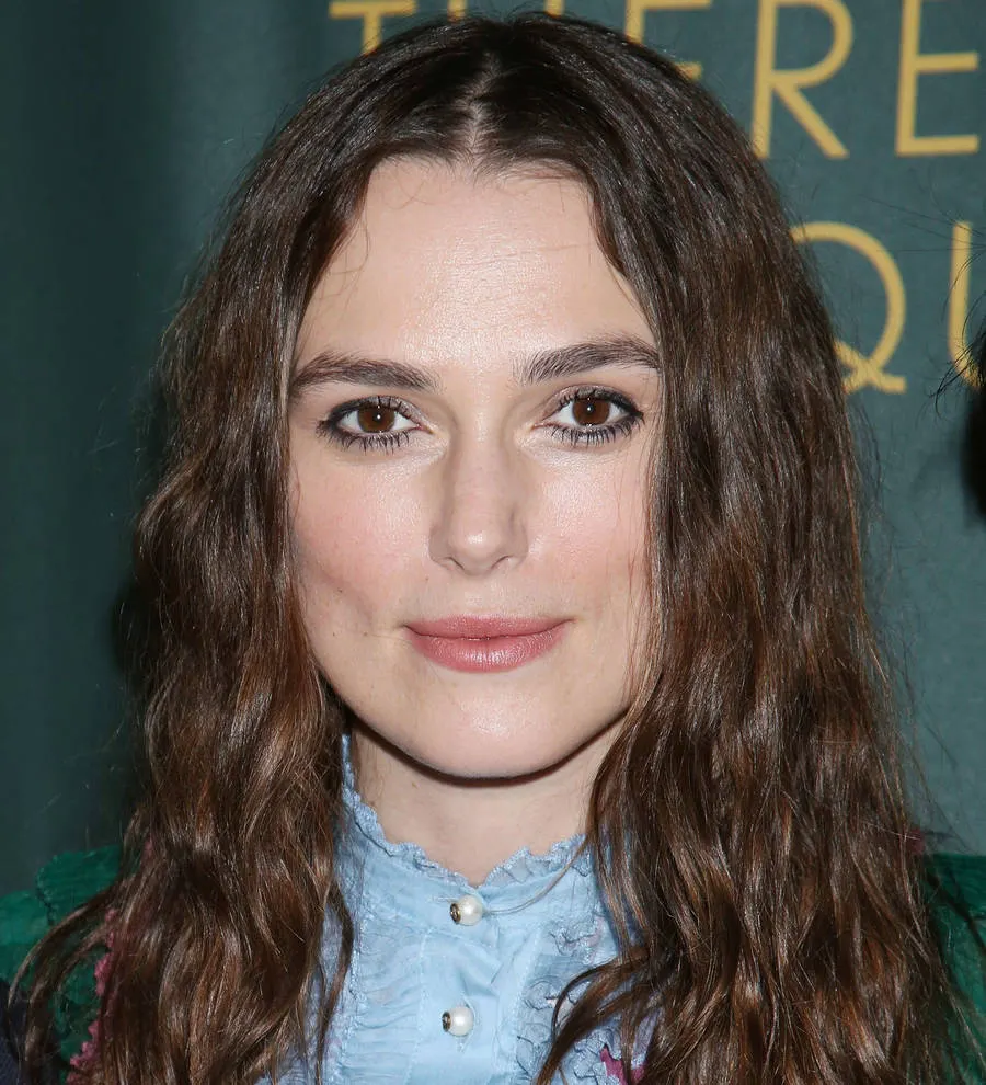 Keira Knightley sprained wrist on stage | Young Hollywood