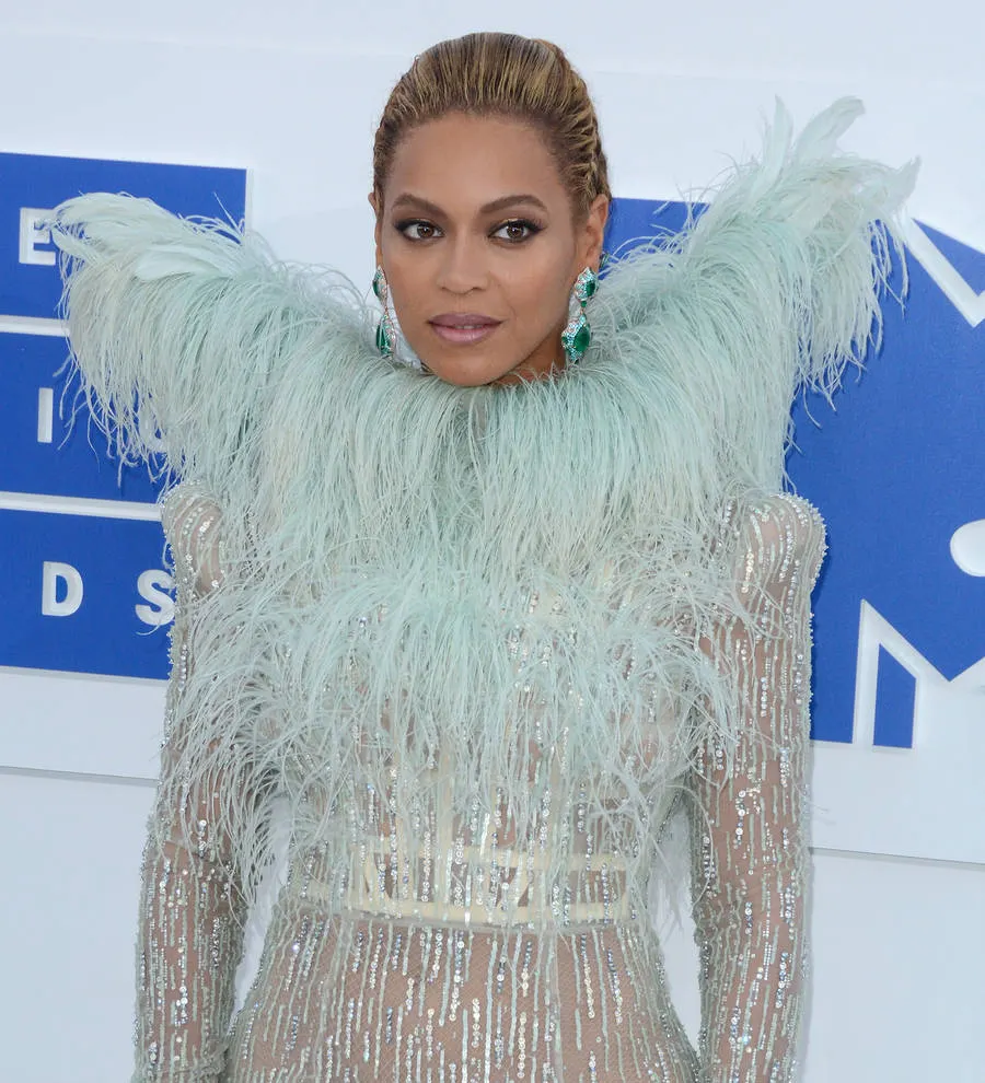 Beyonce stuns at inaugural Wearable Art Gala | Young Hollywood