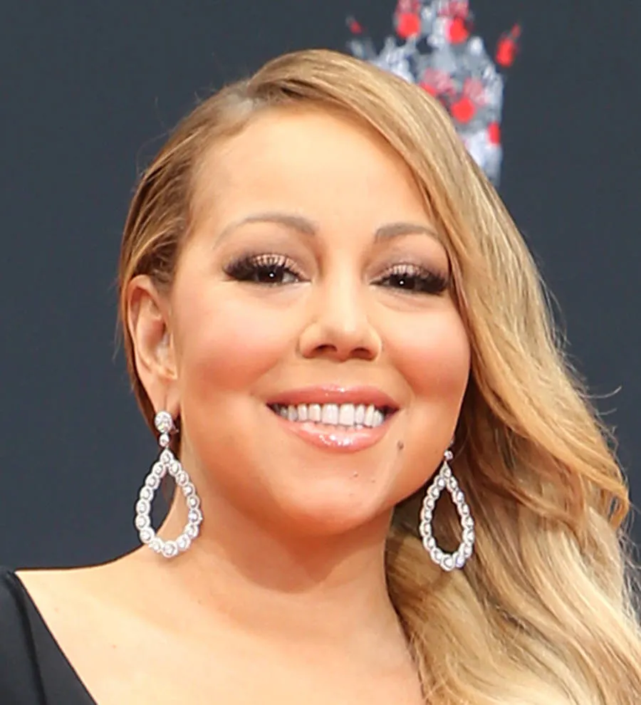 mariah-carey-leaves-christmas-tree-up-until-the-summer-young-hollywood