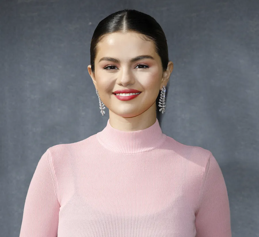 What Selena Gomez's 'Buscando Amor' Song Lyrics Mean